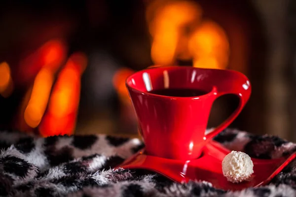 Piros Csésze Tea Vagy Kávé Csokoládé Asztalon Kandalló Mellett Téli — Stock Fotó