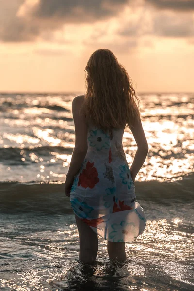 Красивая Строительная Девушка Море Закате — стоковое фото