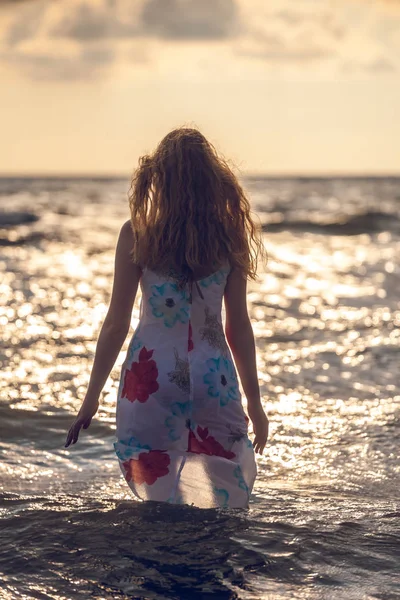 Hermosa Chica Construcción Mar Atardecer — Foto de Stock