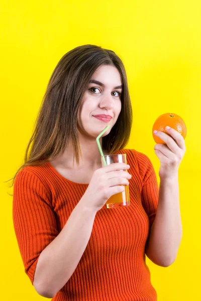 Bella Ragazza Felice Con Succo Arancia Giallo Arancia Sfondo Giallo — Foto Stock