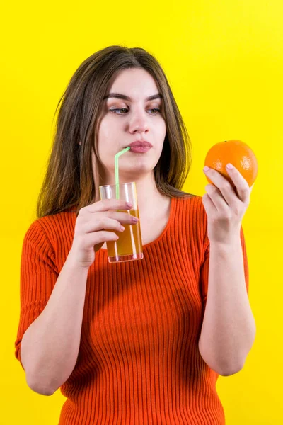 Menina Feliz Bonita Com Laranja Amarela Suco Laranja Fundo Amarelo — Fotografia de Stock