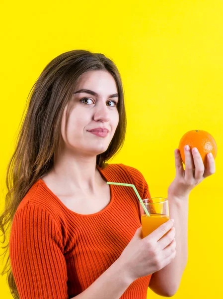 Menina Feliz Bonita Com Laranja Amarela Suco Laranja Fundo Amarelo — Fotografia de Stock