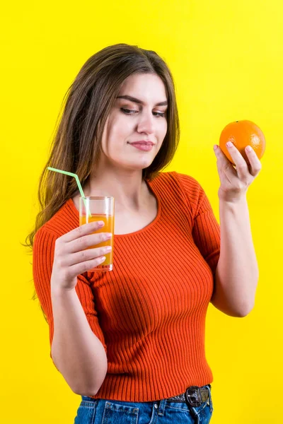 Bella Ragazza Felice Con Succo Arancia Giallo Arancia Sfondo Giallo — Foto Stock