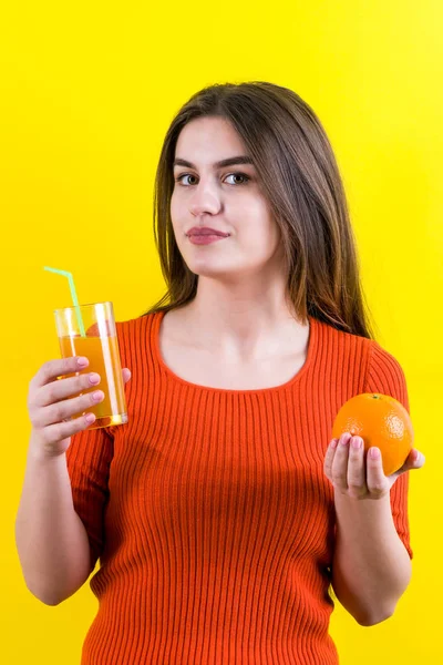 Bella Ragazza Felice Con Succo Arancia Giallo Arancia Sfondo Giallo — Foto Stock