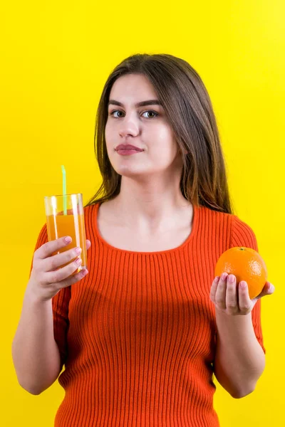 Bella Ragazza Felice Con Succo Arancia Giallo Arancia Sfondo Giallo — Foto Stock