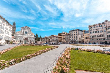 Florence, İtalya - 24.06.2018: Basilica of Santa Maria Novella Floransa'da sesteş meydanında.