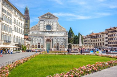 Florence, İtalya - 24.06.2018: Basilica of Santa Maria Novella Floransa'da sesteş meydanında.