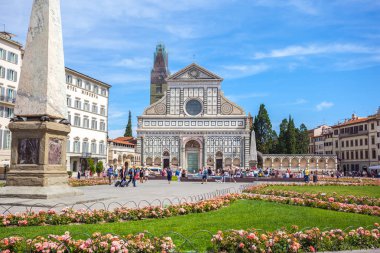 Florence, İtalya - 24.06.2018: Basilica of Santa Maria Novella Floransa'da sesteş meydanında.