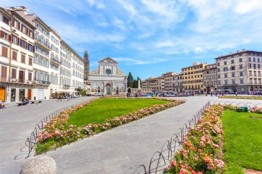 Florence, İtalya - 24.06.2018: Basilica of Santa Maria Novella Floransa'da sesteş meydanında.