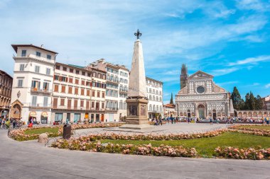 Florence, İtalya - 24.06.2018: Basilica of Santa Maria Novella Floransa'da sesteş meydanında.