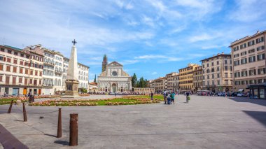 Florence, İtalya - 24.06.2018: Basilica of Santa Maria Novella Floransa'da sesteş meydanında.