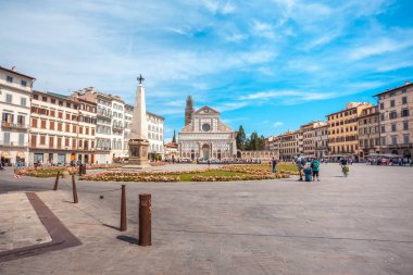 Florence, İtalya - 24.06.2018: Basilica of Santa Maria Novella Floransa'da sesteş meydanında.