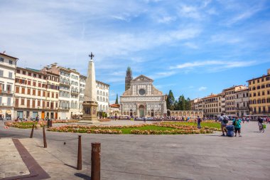 Florence, İtalya - 24.06.2018: Basilica of Santa Maria Novella Floransa'da sesteş meydanında.