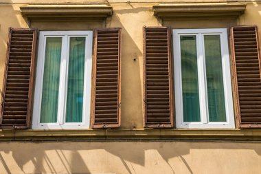 Tipik windows Floransa mimari anıtsal yapı içinde. Florence, İtalya.
