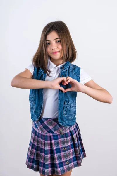 Vacker Flicka Visar Hjärtat Med Fingrar Kärlek — Stockfoto