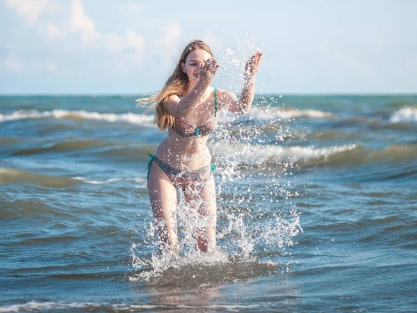 Chica Atractiva Bikini Juega Con Las Olas Del Mar — Foto de Stock
