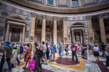 Roma, İtalya - 22.06.2018: Turist Roma'da Pantheon ziyaret edin. Antik panteon Roma'nın en tanınmış turistik biridir. Roma iç. İnsanlar içinde ünlü Pantheon.