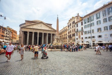 Roma, İtalya - 22.06.2018: Turist Roma'da Pantheon ziyaret edin. Roma Panteon Roma'nın en tanınmış turistik biridir. Pantheon Meydanı.
