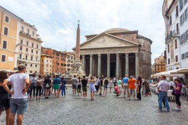 Roma, İtalya - 22.06.2018: Turist Roma'da Pantheon ziyaret edin. Roma Panteon Roma'nın en tanınmış turistik biridir. Pantheon Meydanı.