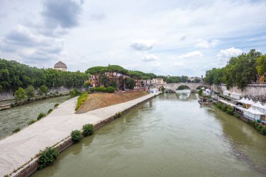 Roma, İtalya Tiber Nehri'nde Tiberina Adası (Isola Tiberina).