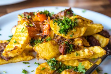 kızarmış patates ve et, Ojakhuri - geleneksel Gürcü yemekleri.