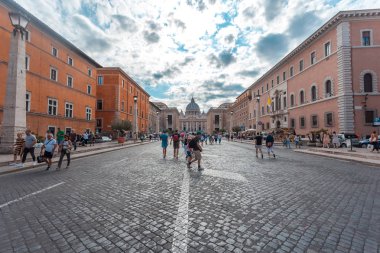 Rome, İtalya - 23.06.2018: Basilica di San Pietro yakın kişi; Via della Conciliazione. Vatikan şehri.