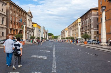 Rome, İtalya - 23.06.2018: Basilica di San Pietro yakın kişi; Via della Conciliazione. Vatikan şehri.