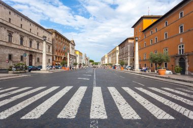 Rome, İtalya - 23.06.2018: Basilica di San Pietro yakın kişi; Via della Conciliazione. Vatikan şehri.