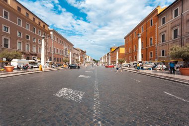 Rome, İtalya - 23.06.2018: Basilica di San Pietro yakın kişi; Via della Conciliazione. Vatikan şehri.