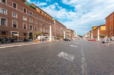 Rome, İtalya - 23.06.2018: Basilica di San Pietro yakın kişi; Via della Conciliazione. Vatikan şehri.