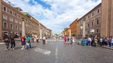 Rome, İtalya - 23.06.2018: Basilica di San Pietro yakın kişi; Via della Conciliazione. Vatikan şehri.