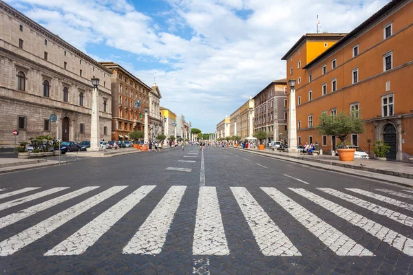 Rome, İtalya - 23.06.2018: Basilica di San Pietro yakın kişi; Via della Conciliazione. Vatikan şehri.