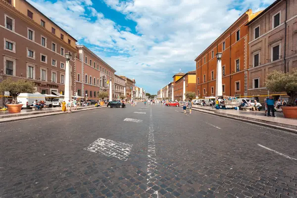 Rome, İtalya - 23.06.2018: Basilica di San Pietro yakın kişi; Via della Conciliazione. Vatikan şehri.