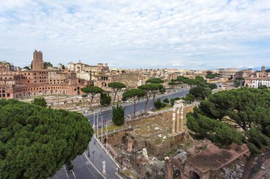 via dei fori Imperiali ve Kolezyum Roma cityscape.
