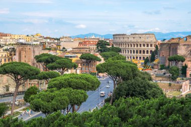 via dei fori Imperiali ve Kolezyum Roma cityscape.