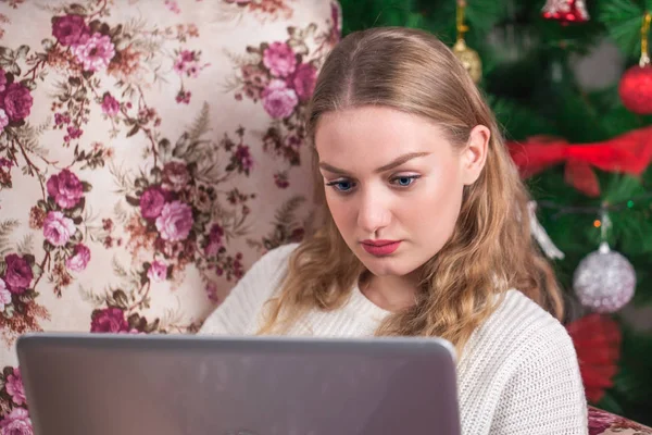美丽的女孩与笔记本电脑 圣诞节 奇迹的时刻 — 图库照片