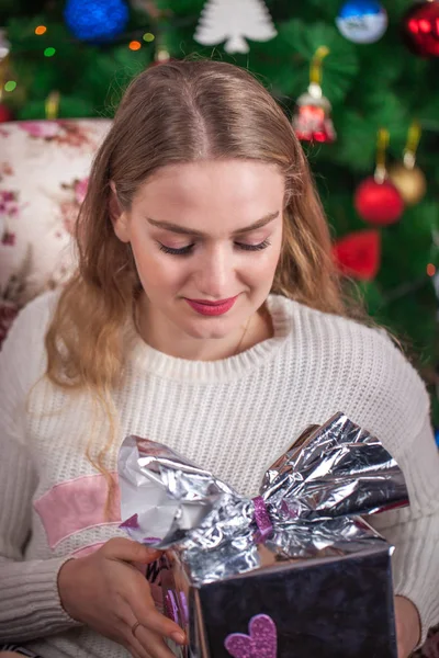 美しい少女は ギフト ボックスを保持しています クリスマスの奇跡の時間 — ストック写真