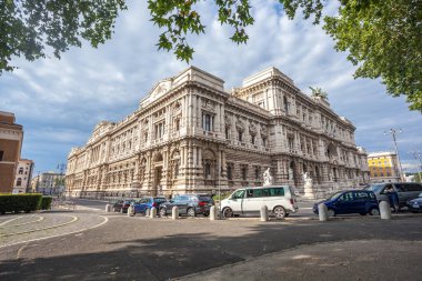 Rome, İtalya - 23.06.2018: Cityscape Corte Suprema di Cassazione (Anayasa Mahkemesi, temyiz İtalya'nın) Tiber Nehri ile.