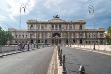 Rome, İtalya - 23.06.2018: Cityscape Corte Suprema di Cassazione (Anayasa Mahkemesi, temyiz İtalya'nın) Tiber Nehri ile.