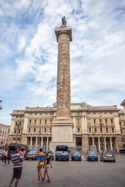Roma, İtalya - 22.06.2018: Marcus Aurelius'un mermer sütun. Roma'daki Piazza Colonna Meydanı.