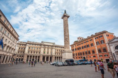 Roma, İtalya - 22.06.2018: Marcus Aurelius'un mermer sütun. Roma'daki Piazza Colonna Meydanı.