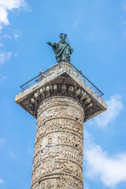 Roma, İtalya - 22.06.2018: Marcus Aurelius'un mermer sütun. Roma'daki Piazza Colonna Meydanı.