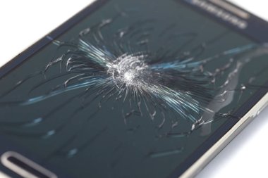 Kırık ekran beyaz arka plan üzerinde izole ile hareket eden smartphone. ekran çatlamak.