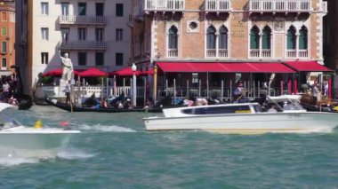 Venice, İtalya - 16.08.2018: Gondol ve otobüsler, Venedik, İtalya'nın büyük kanal.