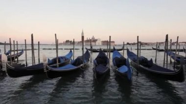 San Giorgio Maggiore Venedik'te gondol Venedik, İtalya görüntülemek