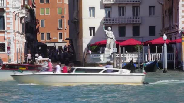 意大利威尼斯 2018 意大利大运河威尼斯的吊船和公共汽车 — 图库视频影像