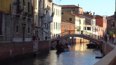 Venice, İtalya - 16.08.2018: gondol Venedik dar kanallar turist ile.