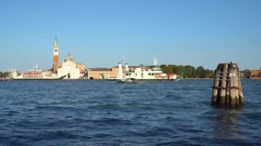 Venice, İtalya - 16.08.2018: Gondol ve otobüsler, Venedik, İtalya'nın büyük kanal.