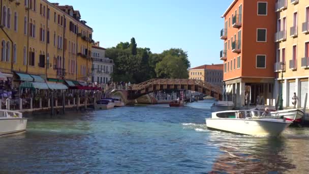 Veneza Itália 2018 Barcos Nos Estreitos Canais Veneza — Vídeo de Stock