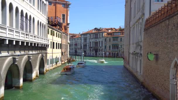 Velence Olaszország 2018 Keskeny Csatornák Velence Hajók — Stock videók